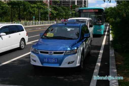 2011年4月11日杭州一輛電動出租車在行駛過程中發生火災