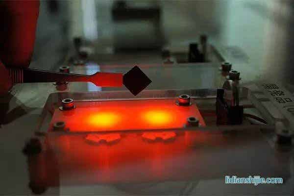 開(kāi)發(fā)出來(lái)的GMS薄片以及連接兩個(gè)LED的超級(jí)電容（圖片來(lái)源：Hirotomo Nishihara）