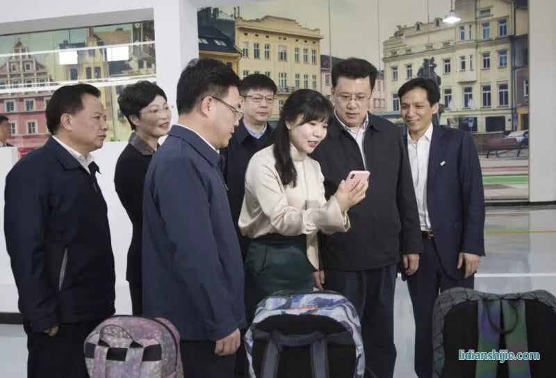 省長(zhǎng)袁家軍在道明光學(xué)股份有限公司視察