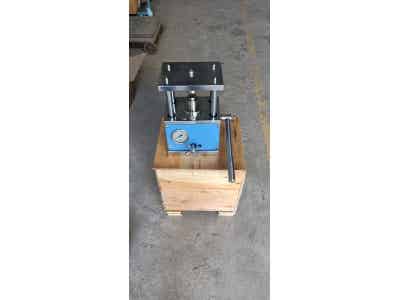 液壓封口機(jī) 紐扣電池專用小型液壓封口機(jī)圖2