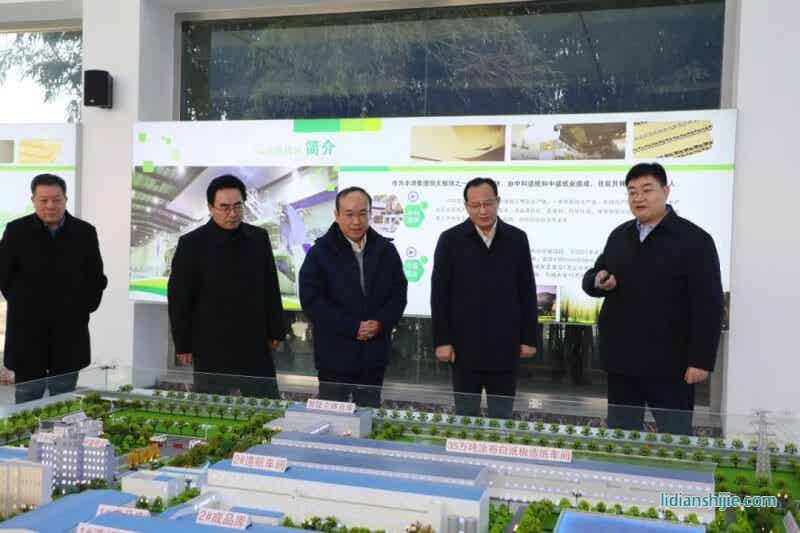 12月22日下午，住棗全國、省和市人大代表來嶧城區開展會前集中視察活動